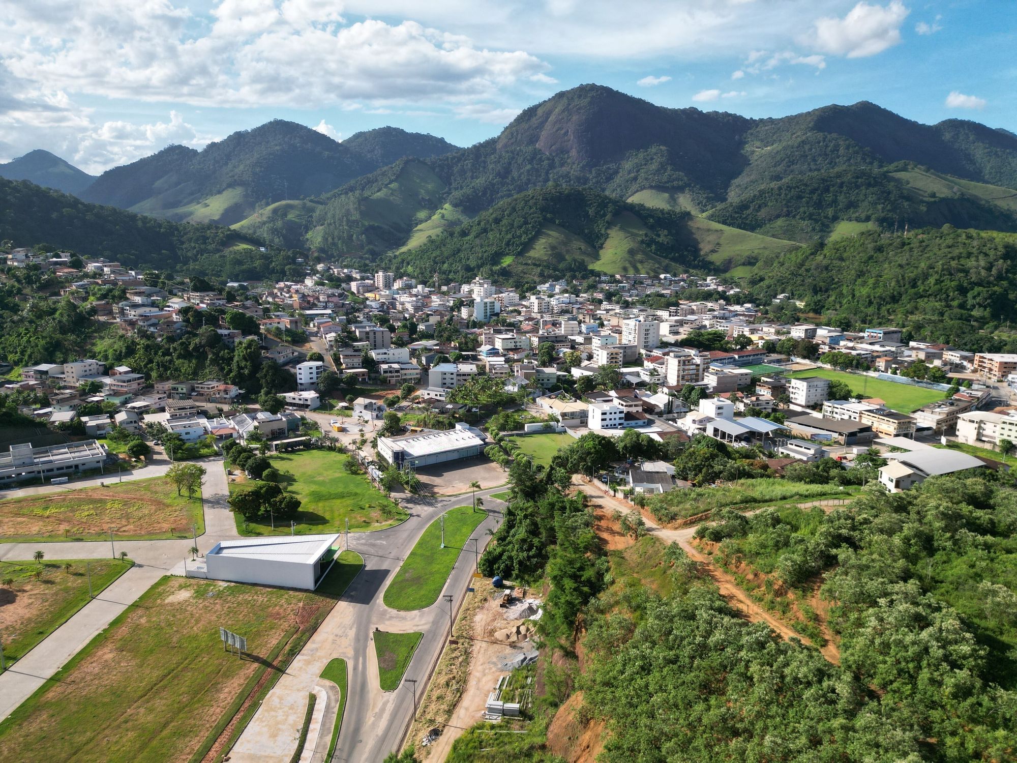 Vista aérea da área urbana de Alfredo Chaves (ES), entre montanhas cobertas de mata.